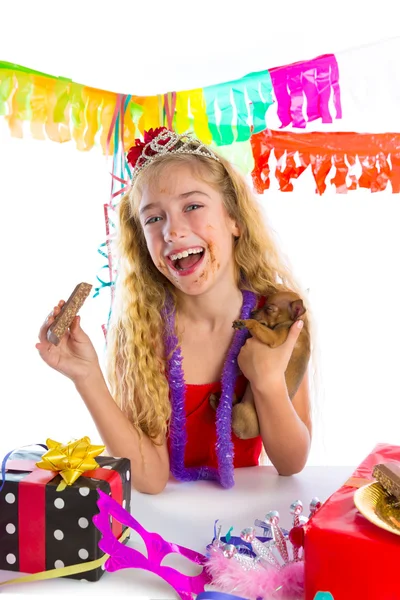 Щаслива дівчина вечірка цуценя подарунок їсть шоколад — стокове фото