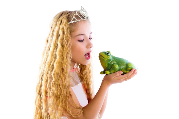 Menina princesa loira beijando um sapo verde sapo — Fotografia de Stock