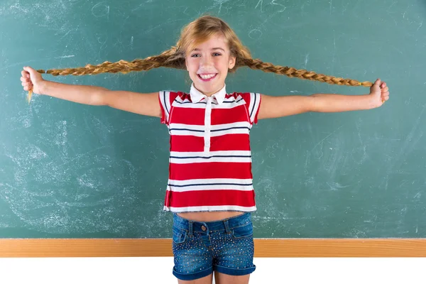 Trançado estudante loira menina brincando com tranças — Fotografia de Stock