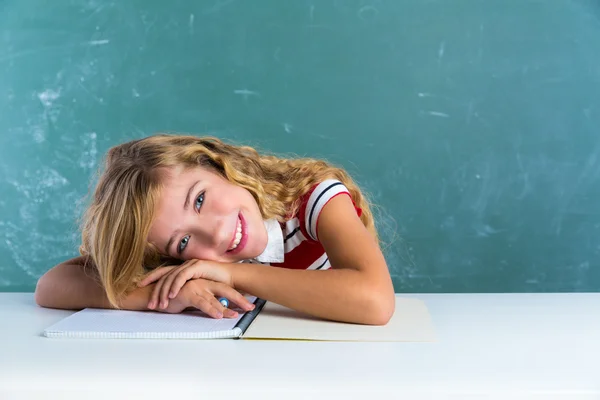 Bonne élève expression écolière dans la salle de classe — Photo