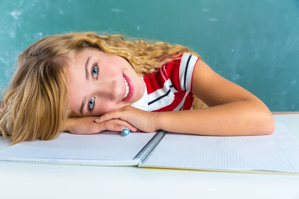 Gelukkig student expressie schoolmeisje in klas — Stockfoto
