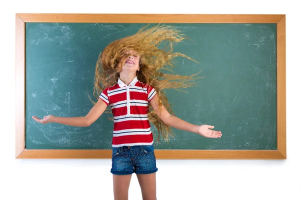 Divertida estudiante chica volteando pelo largo en la escuela — Foto de Stock