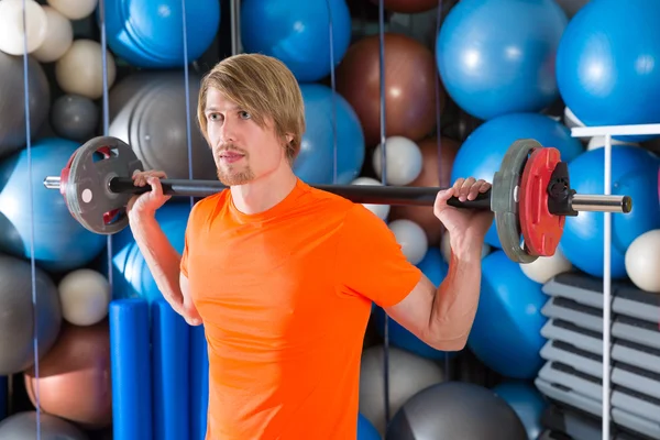 Barbell squats blond man op gym uitoefening — Stockfoto