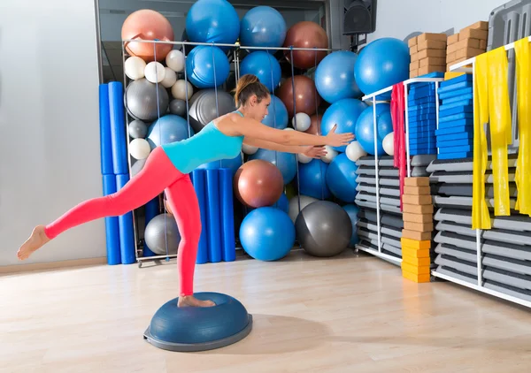 Bosu uma perna extensão deadlift menina exercício — Fotografia de Stock