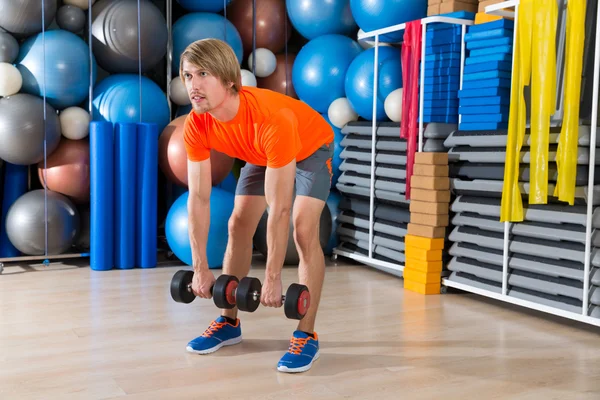 Dumbbell deadlift hombre rubio en gimnasio levantamiento de pesas — Foto de Stock