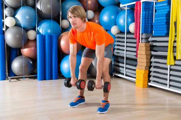 Kurzhantel-Kreuzheben blonder Mann im Fitnessstudio Gewichtheben — Stockfoto