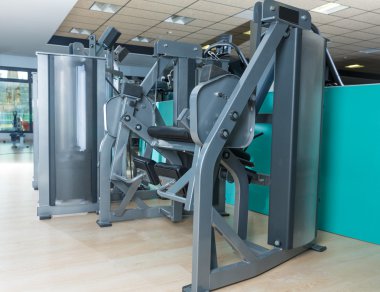 Kimse ile cuadriceps makine ile kapalı spor salonu