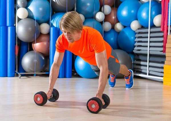 Rubio hombre gimnasio push-up pushup mancuernas —  Fotos de Stock