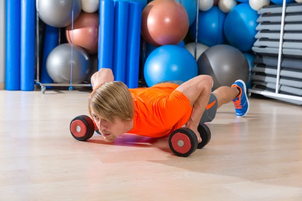 Ξανθιά άνθρωπος γυμναστήριο push-up pushup αλτήρες — Φωτογραφία Αρχείου