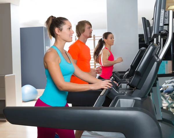 Gimnasio grupo de cinta de correr en interiores —  Fotos de Stock