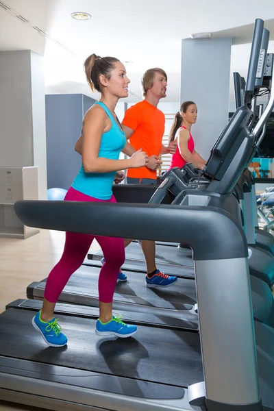 Fitness-Laufband-Gruppe läuft in der Halle — Stockfoto