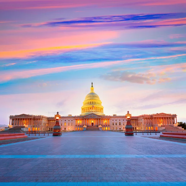 Конгресс США на закате солнца в Вашингтоне — стоковое фото
