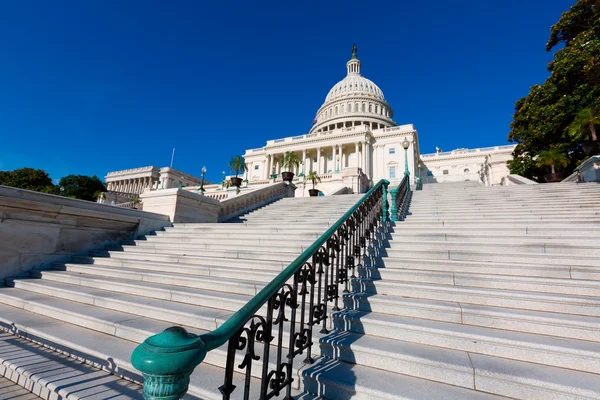 Capitol stavba ve Washingtonu sluneční den nás — Stock fotografie