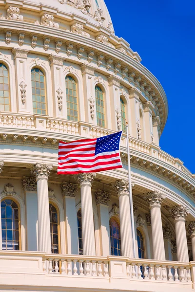 Капітолію будівництво Вашинґтон американським прапором США — стокове фото