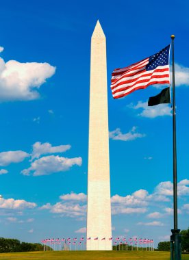Washington Anıtı ve Dc ABD bayrakları