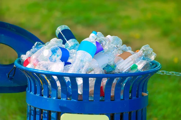 Trash bin full of beverage empty bottles — Stock Photo, Image