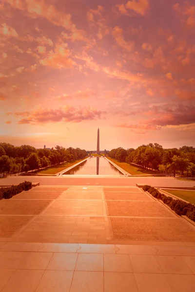 Washingtonův Monument slunce odrážející bazénu — Stock fotografie