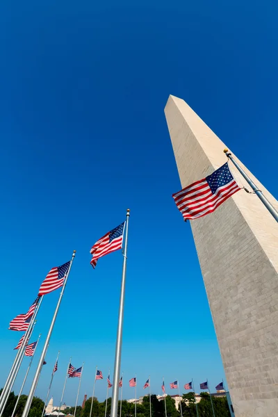 Washington Dc emlékmű és amerikai zászlók, minket — Stock Fotó