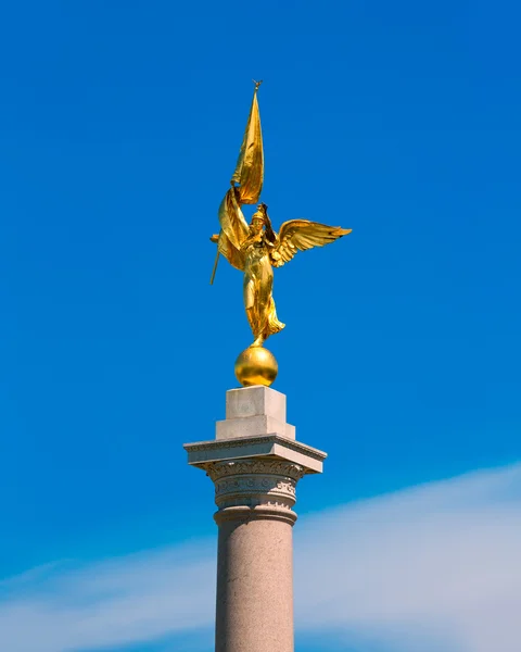 Estatua de la victoria alada oro Monumento a la Primera Guerra Mundial — Foto de Stock