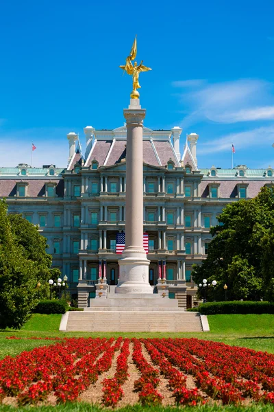 Gold winged Victory statue World War I memorial — Stock Photo, Image