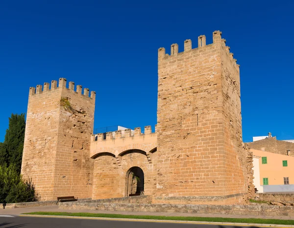 Alcudia Porta ντε Μαγιόρκα στην παλιά πόλη στο Μαγιόρκα — Φωτογραφία Αρχείου