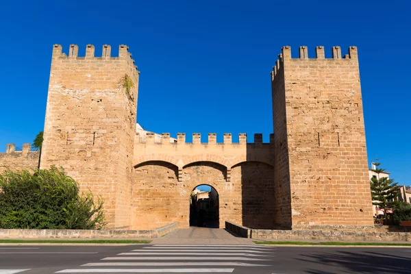 Alcudia Porta ντε Μαγιόρκα στην παλιά πόλη στο Μαγιόρκα — Φωτογραφία Αρχείου