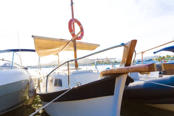 Alcudia Mallorca napnyugtakor a marina port Mallorca — Stock Fotó