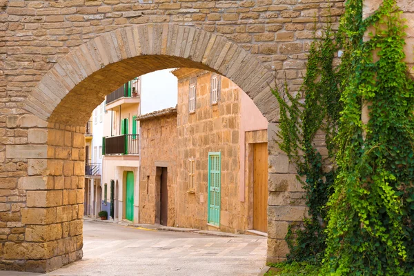 Alcudia gamla stan fästning vägg i Mallorca Mallorca — Stockfoto