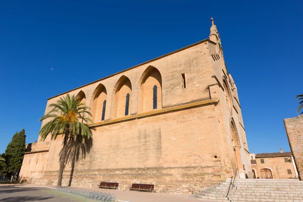Casco antiguo de Alcudia Iglesia de Sant Jaume en Mallorca — Foto de Stock