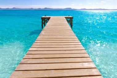 Platja de Alcudia beach iskelesinden Mallorca Majorca içinde