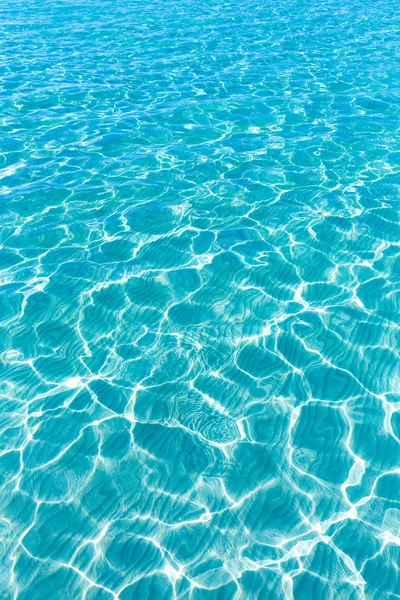 Tropische zee water textuur reflecties zomerparadijs — Stockfoto