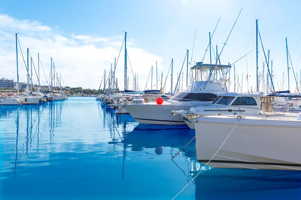 Пристань для яхт Platja de Alcudia на Майорке — стоковое фото