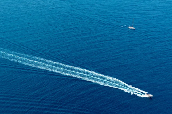 Βάρκα surf αφρού εναέρια πλυστικό στήριγμα στα γαλάζια νερά — Φωτογραφία Αρχείου
