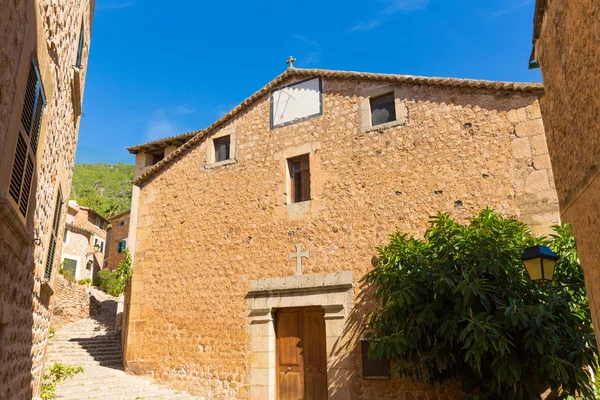 Fornalutx Vesnický kostel v Mallorca baleárském ostrově — Stock fotografie