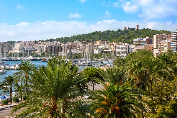 Palma de Mallorca skyline met Bellver kasteel — Stockfoto