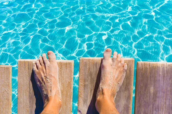 Zandstrand voeten op de pier tropische turquoise zee — Stockfoto