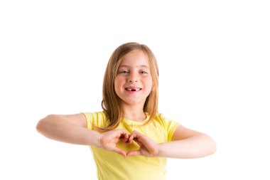 Sarışın girintili çocuk kız kalp şekli parmak gülümseyen