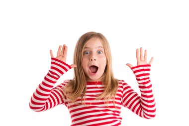 Sarışın girintili çocuk açık dağ eller mutlu