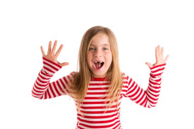 Sarışın girintili çocuk açık dağ eller mutlu