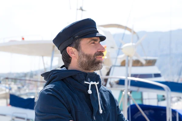 ボートの背景を持つ、港の船乗り — ストック写真