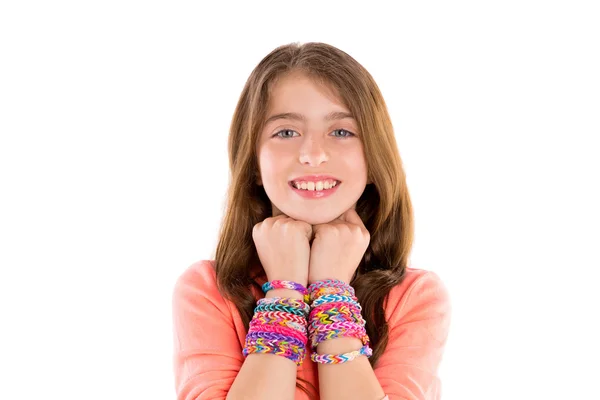 Loom elásticos pulseiras criança loira menina sorriso — Fotografia de Stock