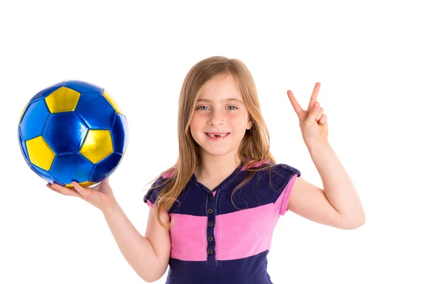 サッカーは子供のボールを持つ少女幸せなプレイヤー — ストック写真