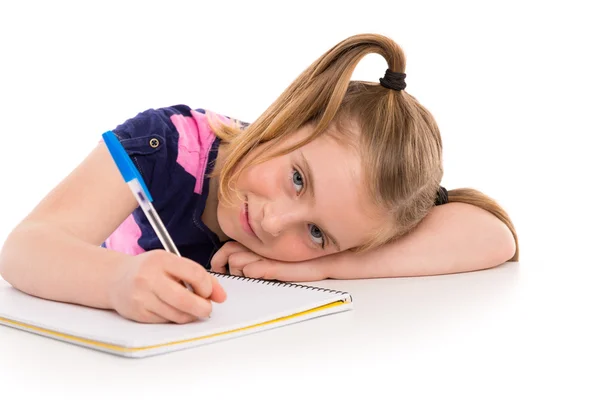 Blond liten flicka student med spiral notebook i skrivbord — Stockfoto