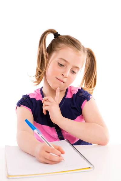 Szőke gyerek lány diák, spirál jegyzetfüzet, iskolapad-ban — Stock Fotó