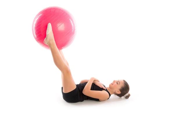 Fitness fitball swiss ball çocuk kız egzersiz egzersiz — Stok fotoğraf