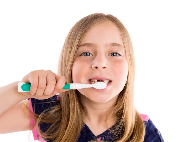 Ξανθός παιδί με εσοχή κορίτσι καθαρισμού δοντιών οδοντόβουρτσα — Φωτογραφία Αρχείου