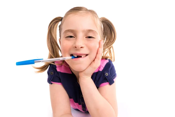 Blond liten flicka student med spiral notebook i skrivbord — Stockfoto