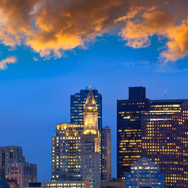 Boston skyline bij zonsondergang aangepaste toren klokkentoren — Stockfoto