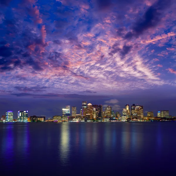 Skyline de Boston al atardecer y el río en Massachusetts — Foto de Stock