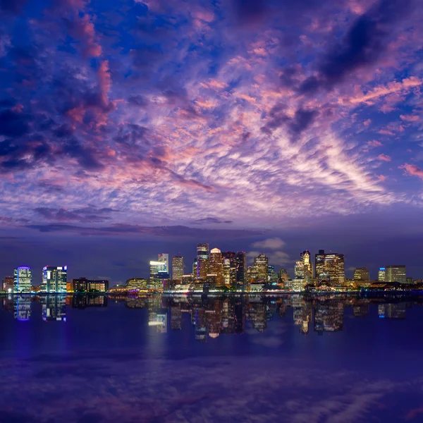 Skyline de Boston al atardecer y el río en Massachusetts — Foto de Stock